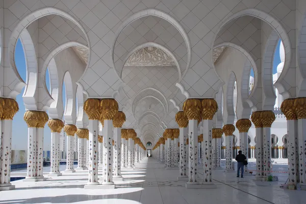 Gångväg schejk zayed-moskén Royaltyfria Stockfoton