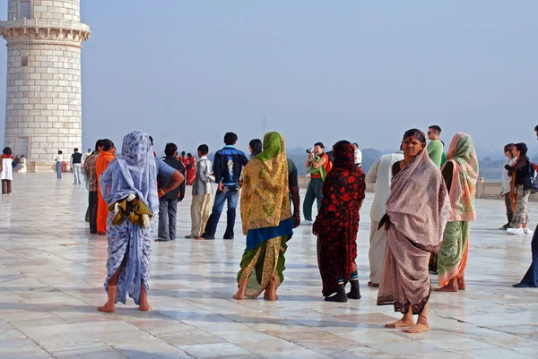Visitantes no Taj Mahal — Fotografia de Stock