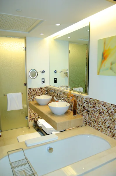 现代浴室在豪华的酒店，杜巴 — 图库照片