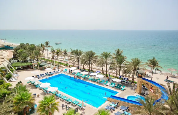 Piscina e área de praia, EAU — Fotografia de Stock