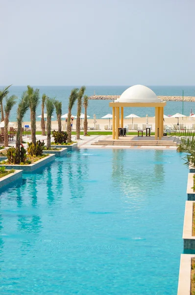 Piscina e área de praia, Emirados Árabes Unidos — Fotografia de Stock