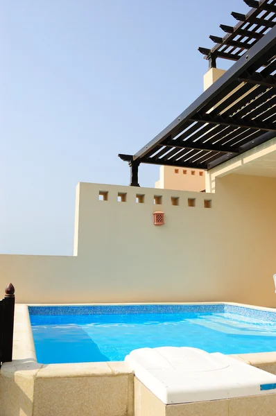 游泳池在别墅，迪拜，阿联酋 — 图库照片