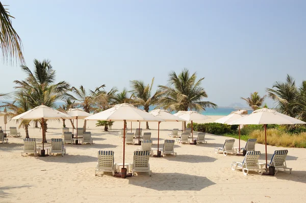 Strand van luxe hotel, dubai, Verenigde Arabische Emiraten — Stockfoto
