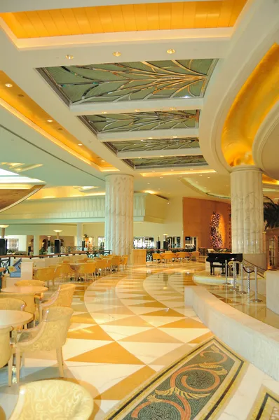 Área do hall de entrada da recepção no luxuoso hotel — Fotografia de Stock