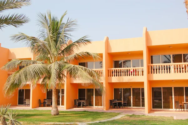 Otel binası ve palm — Stok fotoğraf