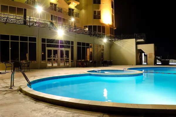Спа-центр басейн в ніч освітлення — стокове фото