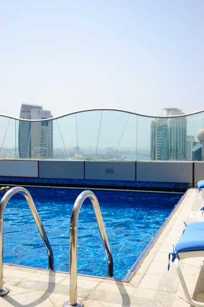 Swimming pool at the top of skyscraper — Stock Photo, Image