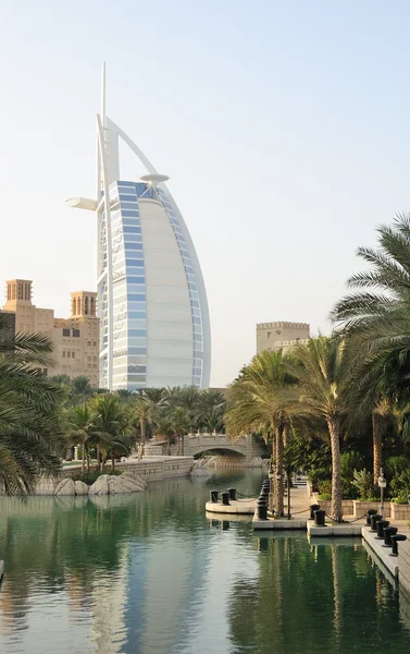 在日落期间 burj al 阿拉伯酒店 — 图库照片