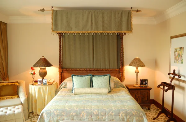 Slaapkamer in luxe hotel, dubai, Verenigde Arabische Emiraten — Stockfoto