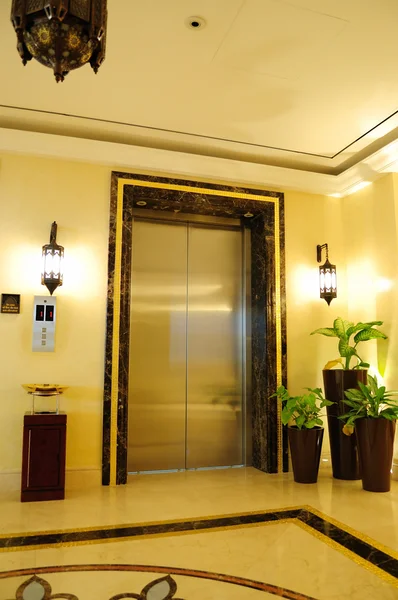 Área de entrada do elevador na iluminação noturna — Fotografia de Stock