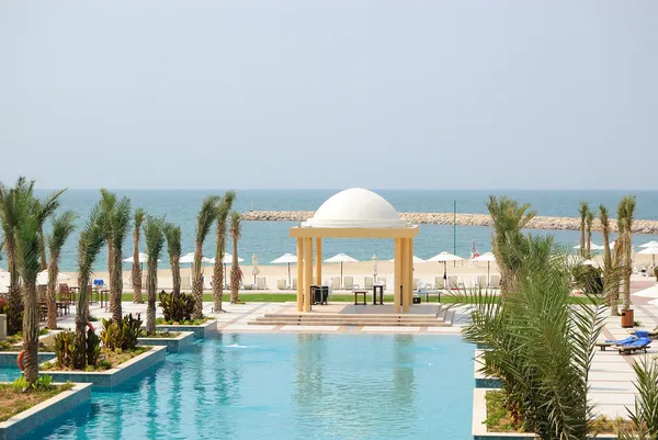 Bazén a pláž, Spojené arabské emiráty — Stock fotografie