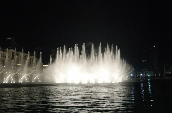 Fontaines dansantes au centre-ville de Dubaï, EAU — Photo