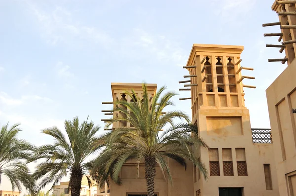 Arabisches Gebäude mit Windtürmen während — Stockfoto