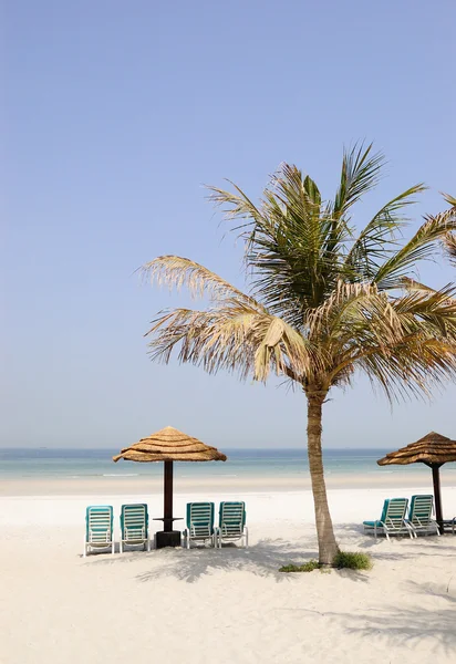 Пляж в роскошном отеле, Дубай, ОАЭ — стоковое фото