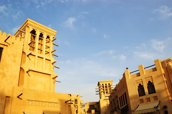 Arabisk arkitektur under solnedgången, dubai — Stockfoto