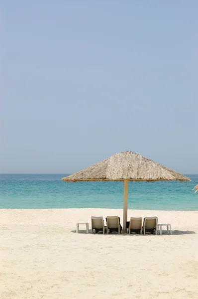 Пляж в роскошном отеле, Дубай, ОАЭ — стоковое фото