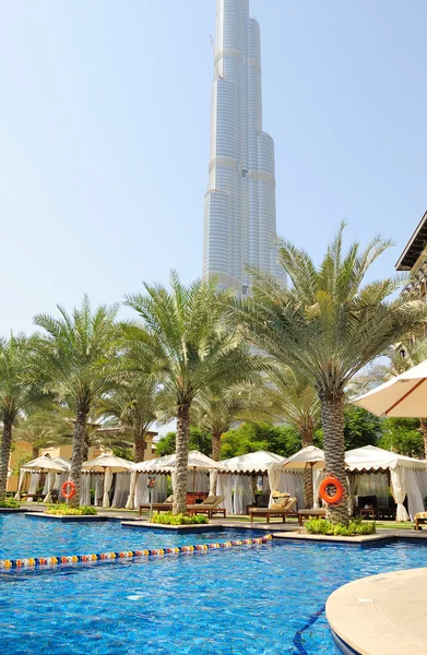 Piscina no hotel de luxo em Dubai — Fotografia de Stock