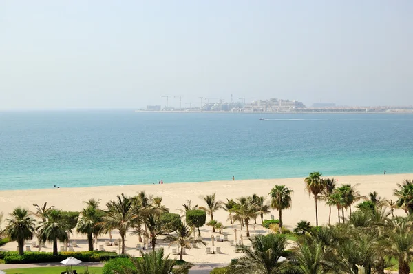 Beach of luxury hotel and turquoise sea — Stock Photo, Image