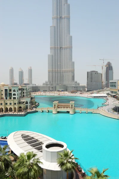 Небоскрёб Burj Dubai, искусственное озеро — стоковое фото