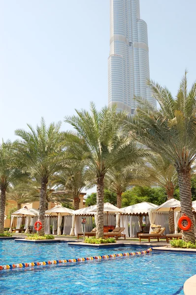 Basen w luksusowy hotel w Dubaju — Zdjęcie stockowe