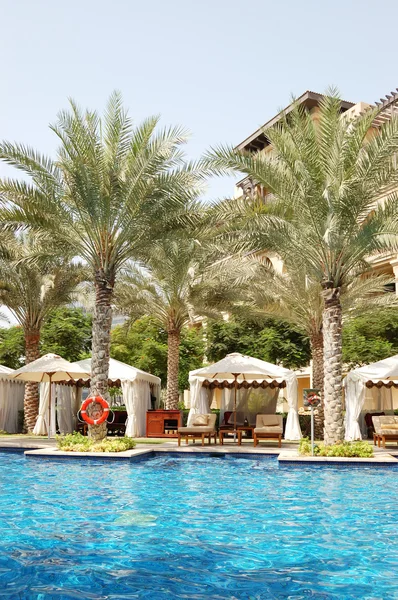 Plavecký bazén v luxusním hotelu v Dubaji — Stock fotografie