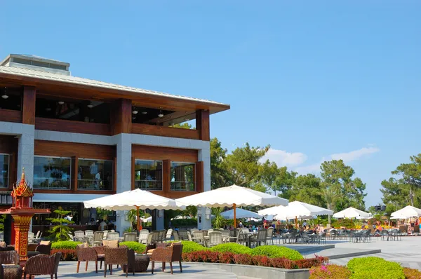 Hotel gebouw met open lucht cafetaria — Stockfoto