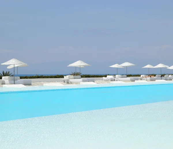 Poolbereich im hochmodernen Hotel — Stockfoto