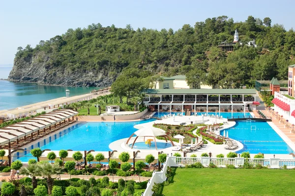Hotel on Mediterranean sea shore — Stock Photo, Image