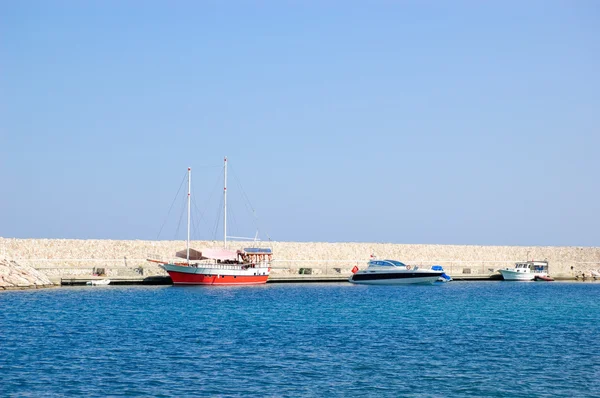 Hotel sul Mar Mediterraneo con porto — Foto Stock