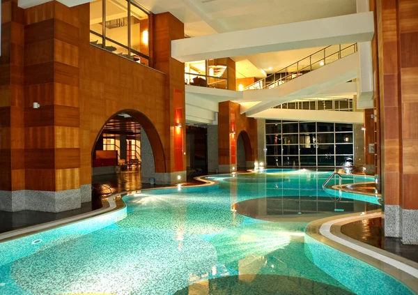 Bazén v noci v moderním hotelu — Stock fotografie