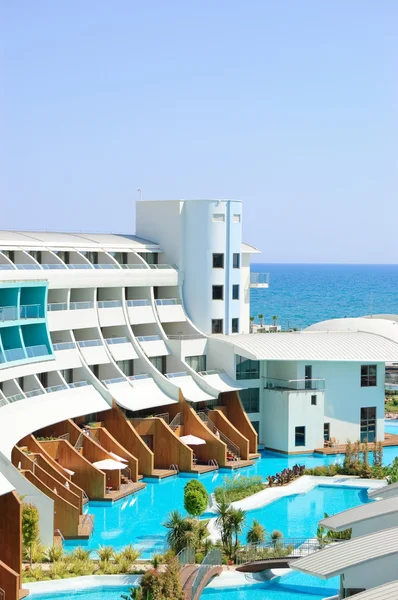 Modern luxurious hotel with vip villas — Stock Photo, Image