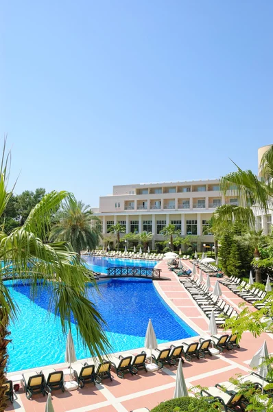 Swimming pool at popular hotel, Antalya — Stock Photo, Image