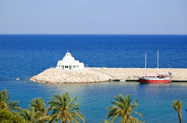 Отель с портом на Средиземном море — стоковое фото