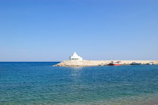 Ξενοδοχείο στη Μεσόγειο θάλασσα με το λιμάνι — Φωτογραφία Αρχείου