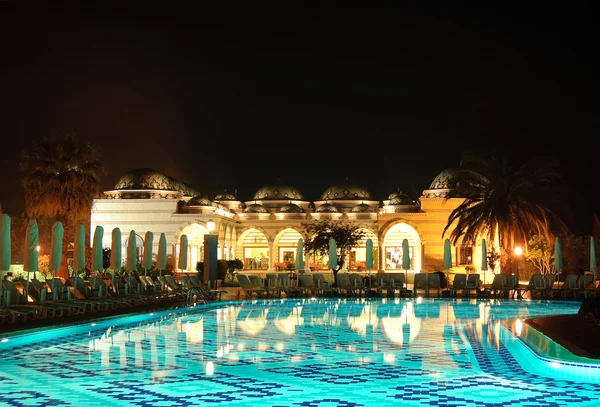 Espace piscine en éclairage nocturne — Photo