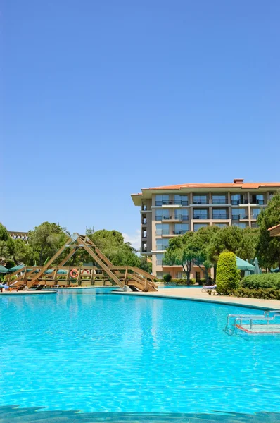 Área de piscina em hotel popular — Fotografia de Stock