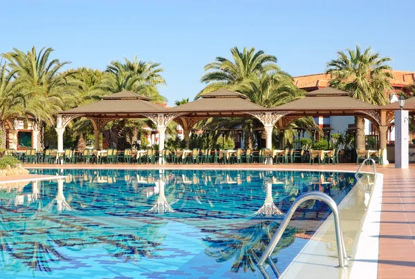 Schwimmbad ist beliebtes Hotel — Stockfoto