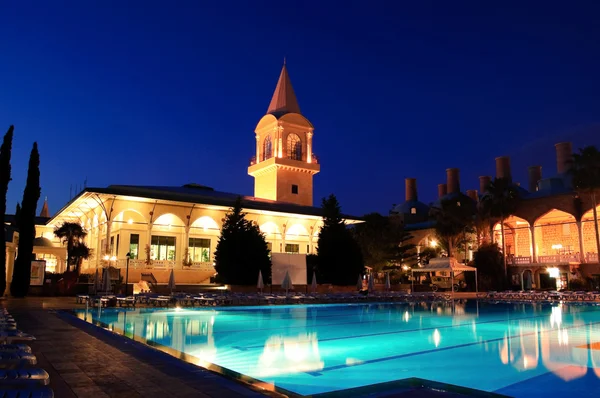 Iluminación nocturna hotel, Antalya — Foto de Stock