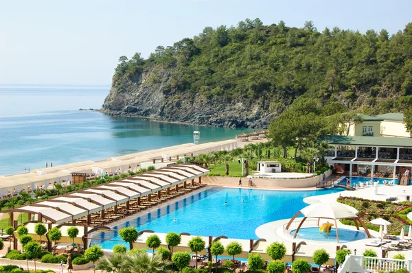 Hotel på Medelhavet stranden — Stockfoto