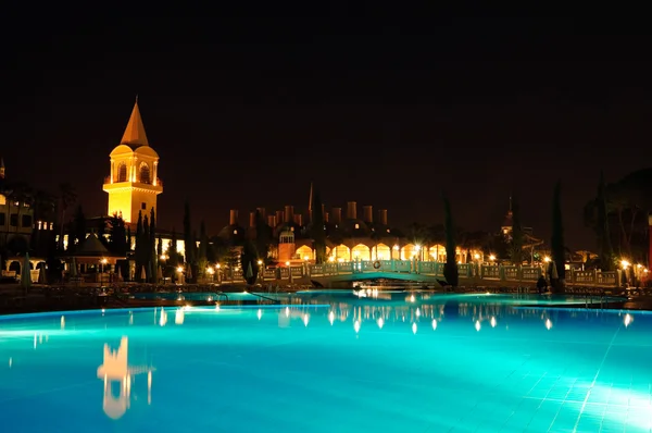 Gece aydınlığında yüzme havuzu — Stok fotoğraf