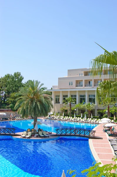 Swimming pool at popular hotel, Antalya — Stock Photo, Image