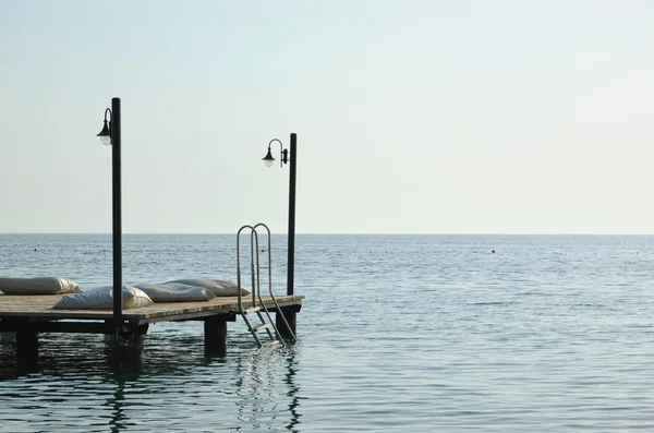 Muelle del hotel en el mar Mediterráneo —  Fotos de Stock