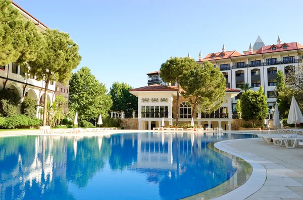 Zwembad bij hotel, antalya, Turkije — Stockfoto