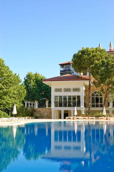 Плавательный бассейн в отеле, Анталья, Турция — стоковое фото