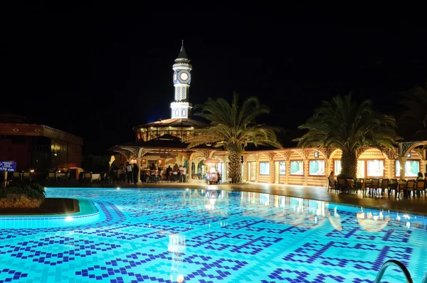 Área de piscina em iluminação noturna — Fotografia de Stock