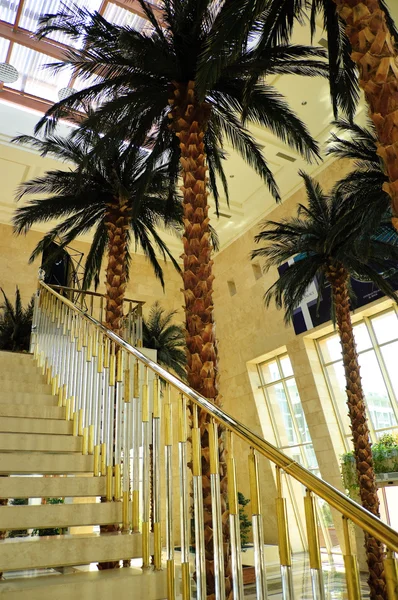 Лестница в роскошном отеле — стоковое фото