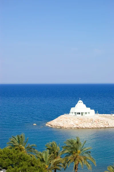 Lighthouse at hotel's port — Stock Photo, Image