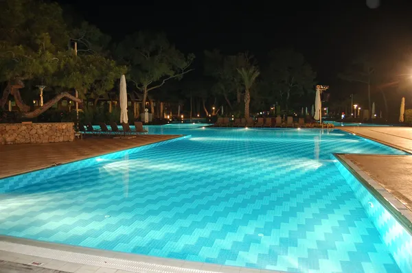 Iluminación nocturna de la piscina — Foto de Stock