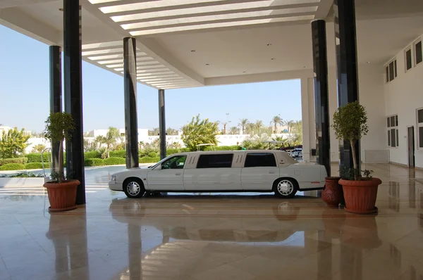 Limousine at hotel entrance — Stock Photo, Image
