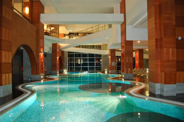 Swimming pool at night in modern hotel — Stock Photo, Image